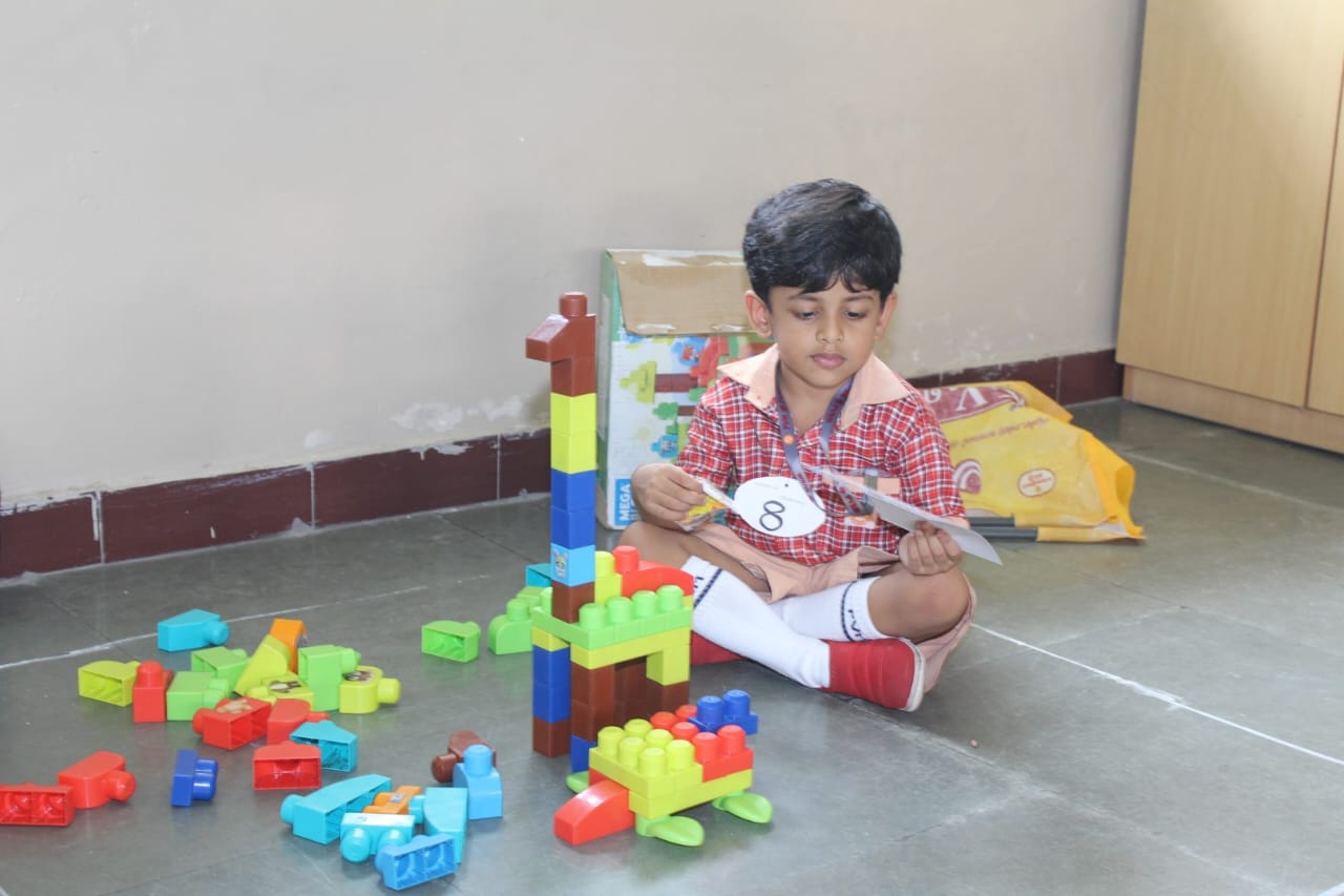 Kids build animals with blocks by stacking them into creative designs. (1)