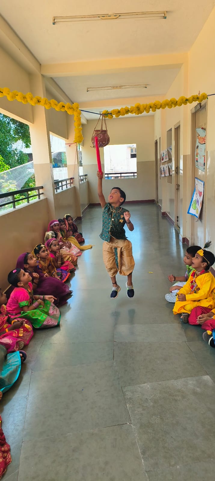 Smashing the pot at Uriyadi makes kids smile and keeps our culture alive!