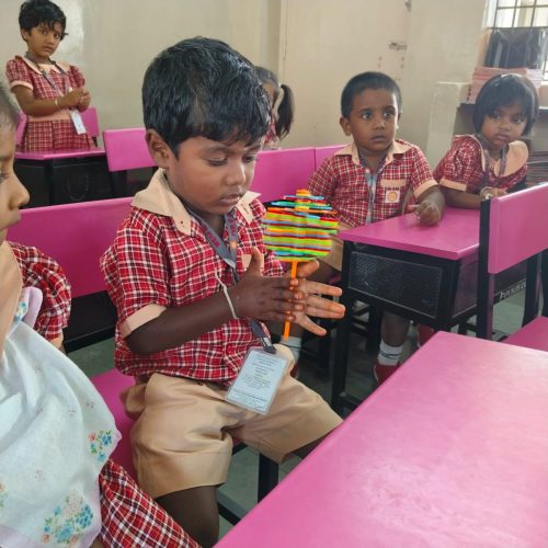 Touch, feel and explore with little hands (1)